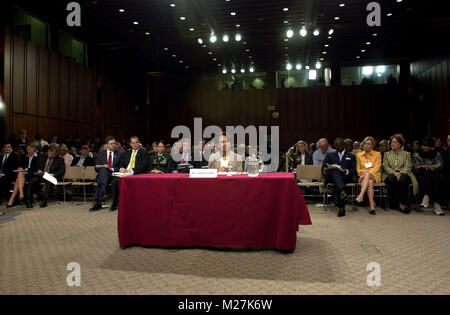 Washington, DC - Aprile 8, 2004 -- Medico Condoleezza Rice, National Security Advisor, testimonia prima dell'9/11 Commissione a Washington D.C. il 8 aprile 2004. Credito: Ron Sachs / CNP [restrizione: No New York Metro o altri giornali nel raggio di 75 miglia da New York City] /MediaPunch Foto Stock