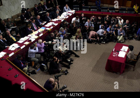 Washington, DC - Aprile 8, 2004 -- Medico Condoleezza Rice, National Security Advisor, testimonia prima dell'9/11 Commissione a Washington D.C. il 8 aprile 2004. Credito: Ron Sachs / CNP [restrizione: No New York Metro o altri giornali nel raggio di 75 miglia da New York City] /MediaPunch Foto Stock