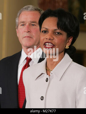 Il Presidente degli Stati Uniti George W. Bush ascolta come Segretario di Stato Condoleezza Rice offre commento durante un giuramento nella cerimonia di Benjamin Franklin Room del Dipartimento di Stato a Washington, DC venerdì 28 gennaio 2005. Segretario del riso, che è la seconda donna e la prima donna nera a diventare segretario di Stato, è stato giurato in dal capo del personale della Casa Bianca, Andrew Card mercoledì sera, ore dopo il senato ha confermato la sua con un voto di 85 a 13, in una cerimonia privata alla Casa Bianca. Credito: Shawn Thew / Pool via CNP /MediaPunch Foto Stock