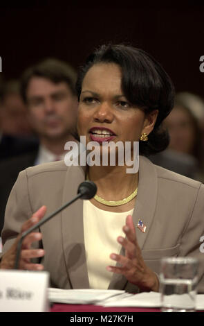 Washington, DC - Aprile 8, 2004 -- Medico Condoleezza Rice, National Security Advisor, testimonia prima dell'9/11 Commissione a Washington D.C. il 8 aprile 2004. Credito: Ron Sachs / CNP [restrizione: No New York Metro o altri giornali nel raggio di 75 miglia da New York City] /MediaPunch Foto Stock