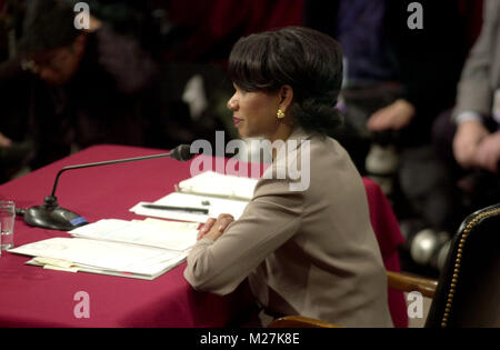 Washington, DC - Aprile 8, 2004 -- Medico Condoleezza Rice, National Security Advisor, testimonia prima dell'9/11 Commissione a Washington D.C. il 8 aprile 2004. Credito: Ron Sachs / CNP [restrizione: No New York Metro o altri giornali nel raggio di 75 miglia da New York City] /MediaPunch Foto Stock