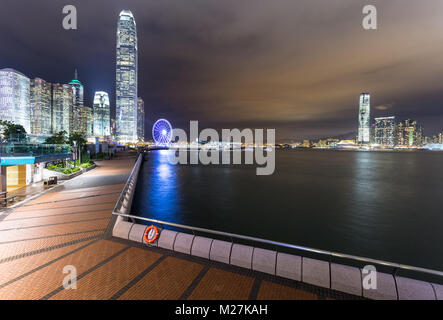 Waterront passeggiata lungo il Victoria Harbour in Isola di Hong Kong con il quartiere centrale degli affari di Kowloon in background in Hong Kong Foto Stock