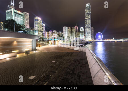 Waterront passeggiata lungo il Victoria Harbour in Isola di Hong Kong con il quartiere centrale degli affari di Kowloon in background in Hong Kong Foto Stock