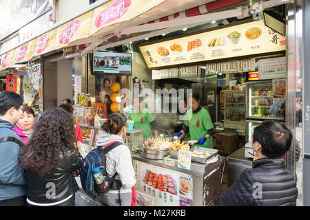 Hong Kong - 25 Gennaio 2018: la gente acquista vari street food snack, come ad esempio la carne e il pesce palle su spiedini, in una fase di stallo nelle strade di Kowloon in Ho Foto Stock