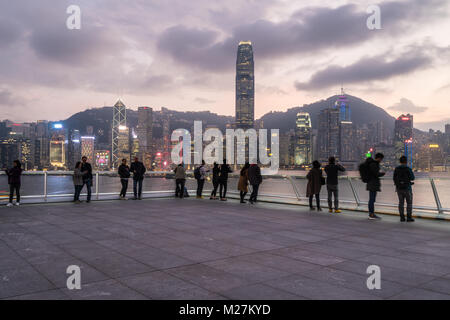 Hong Kong - 25 Gennaio 2018: Persone tenendo picutre e godendo la vista dalla cima dell'Oceano cruise terminal a Kowloon con la Hong Kong islan Foto Stock