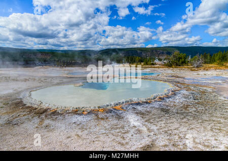 Doppietto piscina nella Upper Geyser Basin. Parco Nazionale di Yellowstone, Wyoming USA Foto Stock