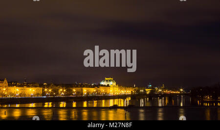 La città di Praga con il castello e il Ponte Carlo di notte Foto Stock