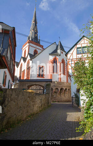 Vista da un vicolo sulla chiesa parrocchiale Saint Martin al villaggio del vino Ediger, Ediger-Eller, Mosella, Renania-Palatinato, Germania, Europa Foto Stock