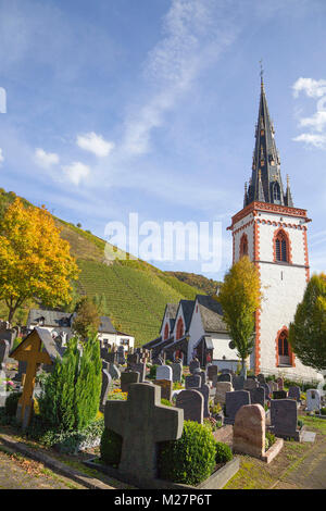 Chiesa parrocchiale di San Martino con cementary al villaggio del vino Ediger, Ediger-Eller, Mosella, Renania-Palatinato, Germania, Europa Foto Stock