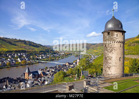 Vista sulla torre rotonda e il villaggio del vino di Zell, Mosella, Renania-Palatinato, Germania, Europa Foto Stock