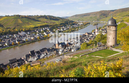 Vista sulla torre rotonda e il villaggio del vino di Zell, Mosella, Renania-Palatinato, Germania, Europa Foto Stock