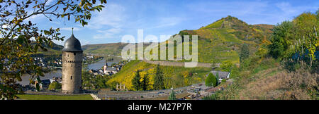 Vista sulla torre rotonda e il villaggio del vino di Zell, Mosella, Renania-Palatinato, Germania, Europa Foto Stock