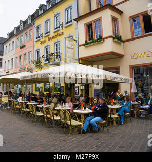 Street cafe, al di fuori di gastronomia presso il principale mercato, Trier, Mosella, Renania-Palatinato, Germania, Europa Foto Stock