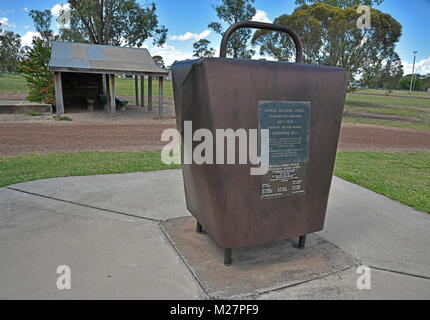 La Condamine Campana, un omaggio a Samuel Williams Jones che fu il primo a fabbricare stock campane da lamiera metallica, in Condamine, Queensland Foto Stock