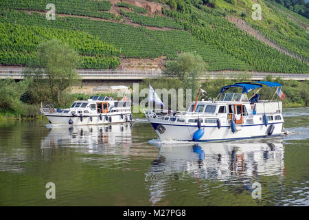 Cabina di due barche sul fiume Moselle al villaggio del vino Bruttig-Fankel, Renania-Palatinato, Germania, Europa Foto Stock