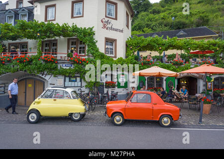 Auto d'epoca, il tedesco della BMW Motocoupe Isetta e Vespa 400 dell'impresa italiana Piaggio, Beilstein, Renania-Palatinato, Germania, Europa Foto Stock