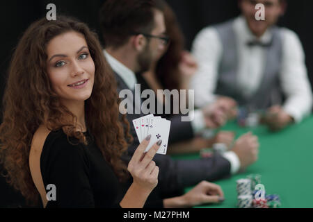 Bella donna che mostra una combinazione di quattro assi. Foto Stock