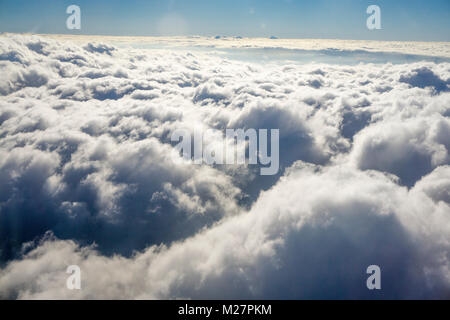 Dichte Wolkendecke aus dem Flugzeug fotografiert, Deutschland, Europa | pesante copertura nuvolosa, fotografata da un aereo, Germania, Europa Foto Stock