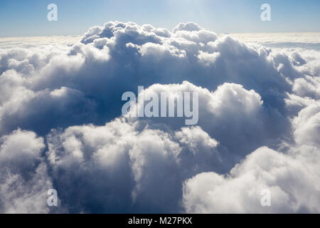 Dichte Wolkendecke aus dem Flugzeug fotografiert, Deutschland, Europa | pesante copertura nuvolosa, fotografata da un aereo, Germania, Europa Foto Stock