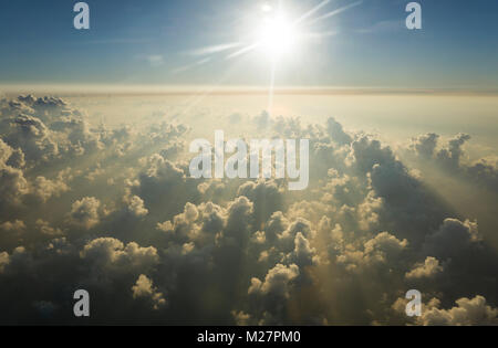 Sonnenuntergang, dichte Wolken aus dem Flugzeug fotografiert, Deutschland, Europa | Tramonto, nuvole fotografati da un aereo, Germania, Europa Foto Stock