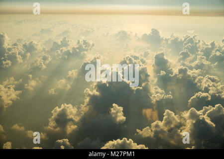 Sonnenuntergang, dichte Wolken aus dem Flugzeug fotografiert, Deutschland, Europa | Tramonto, nuvole fotografati da un aereo, Germania, Europa Foto Stock