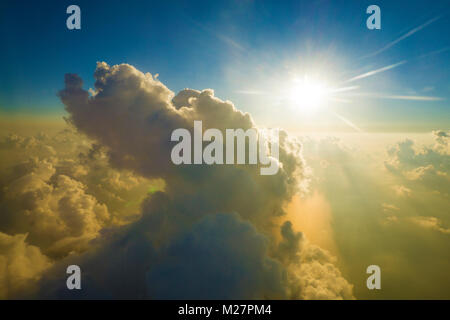 Sonnenuntergang, dichte Wolken aus dem Flugzeug fotografiert, Deutschland, Europa | Tramonto, nuvole fotografati da un aereo, Germania, Europa Foto Stock