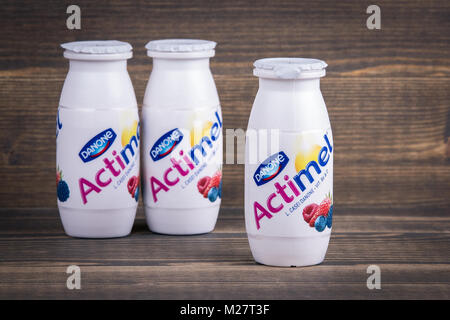 Riga, Lettonia - Feruary 5, 2018: Actimel è un '' probiotici yogurt-tipo bevanda prodotta da Danone Foto Stock