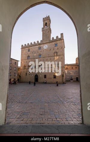 Incorniciato Palazzo dei Priori e Piazza nel pomeriggio di luce, Volterra, Pisa, Toscana, Italia Foto Stock