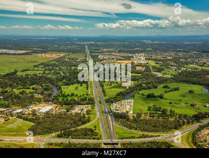 Vista aerea del Caboolture e Bruce highway a Brisbane con Bribie isola attraversamento stradale, Queensland, Australia Foto Stock