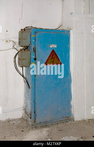 Il vecchio abbandonato elettrico scheda di distribuzione nella costruzione del distrutto edificio della fabbrica di pane. La struttura dei tempi dell'URSS. Foto Stock
