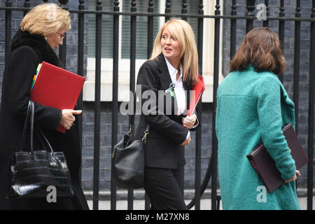 (Da sinistra a destra) leader della House of Commons Andrea Leadsom, opere e pensioni Segretario Esther McVey e Leader della House of Lords La Baronessa Evans di Bowes lasciando 10 Downing Street, Londra, dopo una riunione del gabinetto. Foto Stock