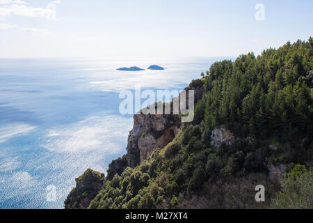 Positano, Campania, Italia 12 marzo 2017 vedute delle scogliere della Costiera Amalfitana a Positano Foto Stock