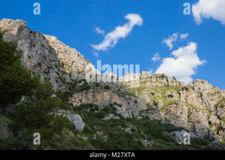 Positano, Campania, Italia 12 marzo 2017 vedute delle scogliere della Costiera Amalfitana a Positano Foto Stock