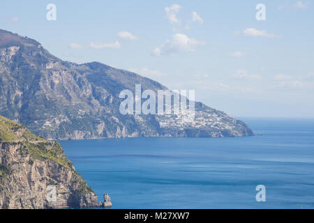 Positano, Campania, Italia 12 marzo 2017 vedute delle scogliere della Costiera Amalfitana a Positano Foto Stock