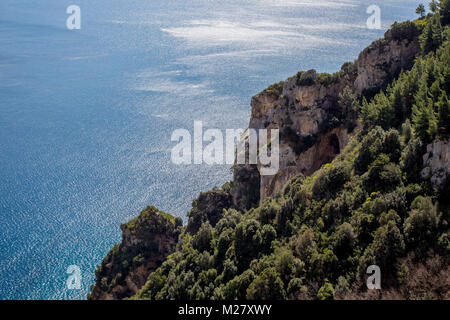 Positano, Campania, Italia 12 marzo 2017 vedute delle scogliere della Costiera Amalfitana a Positano Foto Stock