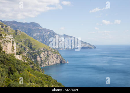 Positano, Campania, Italia 12 marzo 2017 vedute delle scogliere della Costiera Amalfitana a Positano Foto Stock