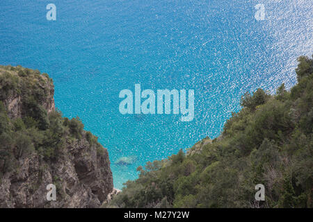 Positano, Campania, Italia 12 marzo 2017 vedute delle scogliere della Costiera Amalfitana a Positano Foto Stock