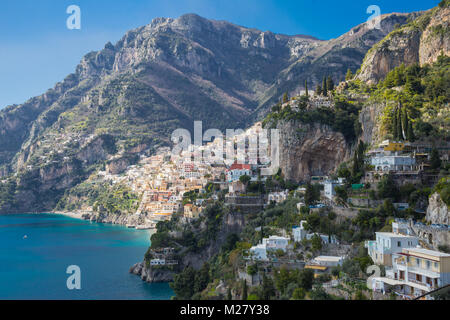 Positano, Campania, Italia 12 marzo 2017 vedute delle scogliere della Costiera Amalfitana a Positano Foto Stock