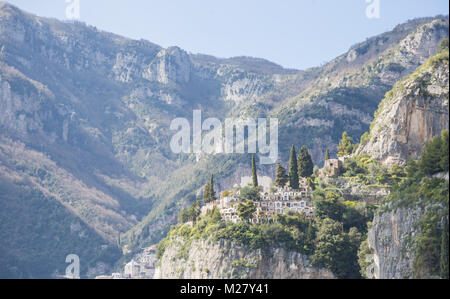 Positano, Campania, Italia 12 marzo 2017 vedute delle scogliere della Costiera Amalfitana a Positano Foto Stock