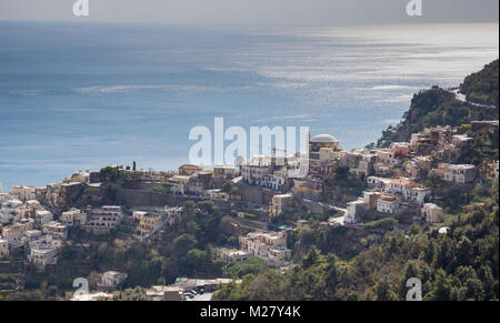 Positano, Campania, Italia 12 marzo 2017 vedute delle scogliere della Costiera Amalfitana a Positano Foto Stock