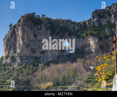 Positano, Campania, Italia 12 marzo 2017 vedute delle scogliere della Costiera Amalfitana a Positano Foto Stock