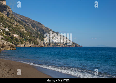 Positano, Campania, Italia 12 marzo 2017 vedute delle scogliere della Costiera Amalfitana a Positano Foto Stock