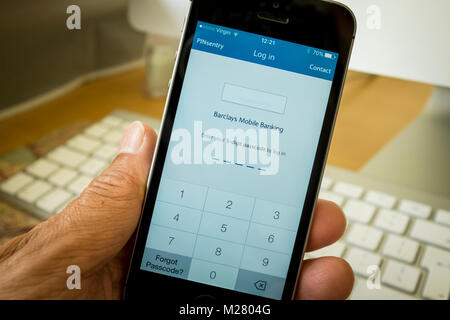 Barclays Bank Mobile Banking app Log in schermo su iPhone SE Foto Stock