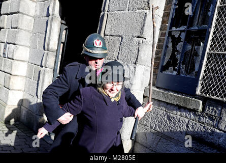 In occasione del centenario delle donne a ottenere il voto in Irlanda, Micheline Sheehy il nipote di suffragette Hanna Sheehy Skeffington ri-decreta la nonna a fracassare le finestre del castello di Dublino per evidenziare le donne la privazione dei diritti civili. Foto Stock