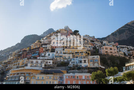 Positano, Campania, Italia Marzo 12, 2017 in questa foto ci concentriamo esclusivamente sulla bellezza della città che la città di Positano offerti ai suoi turisti Foto Stock