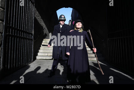 In occasione del centenario delle donne a ottenere il voto in Irlanda, Micheline Sheehy il nipote di suffragette Hanna Sheehy Skeffington si prepara a riattivare la nonna a fracassare le finestre del castello di Dublino per evidenziare le donne la privazione dei diritti civili. Foto Stock