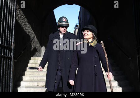 In occasione del centenario delle donne a ottenere il voto in Irlanda, Micheline Sheehy il nipote di suffragette Hanna Sheehy Skeffington si prepara a riattivare la nonna a fracassare le finestre del castello di Dublino per evidenziare le donne la privazione dei diritti civili. Foto Stock