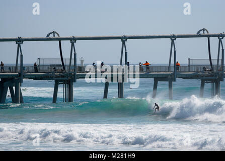 Il surf e la pesca a allo spiedo, sulla Gold Coast in Australia. Foto Stock