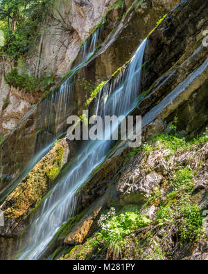 Cascata sul pendio di muschio, Wimbachklamm, Wimbachtal, Ramsau vicino a Berchtesgaden, area di Berchtesgaden, Alta Baviera, Baviera Foto Stock