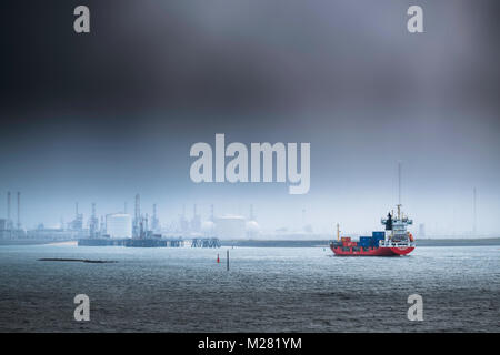 Una nave portacontainer la voce di Tees durante una tempesta. Foto Stock